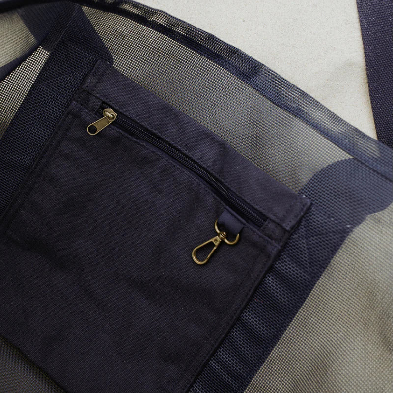 Internal cotton pocket for belongings in the Sande Kids beach bag minion deep sea.
