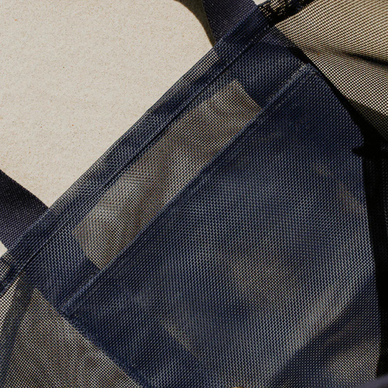 Internal mesh pocket for belongings in the Sande Kids beach bag minion deep sea.
