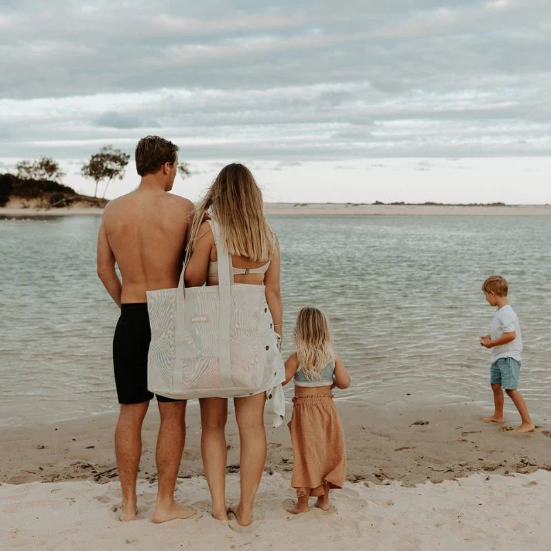 Family at beach or lake with Sande Kids beach bag in sand mini on shoulder