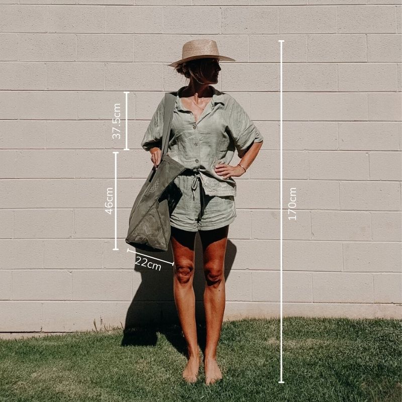 sizing Sande Kids beach hauler bag against women.