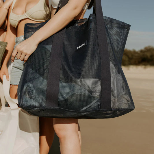 Sand Kids Mini Mesh beach bag in navy carried by girl with friends